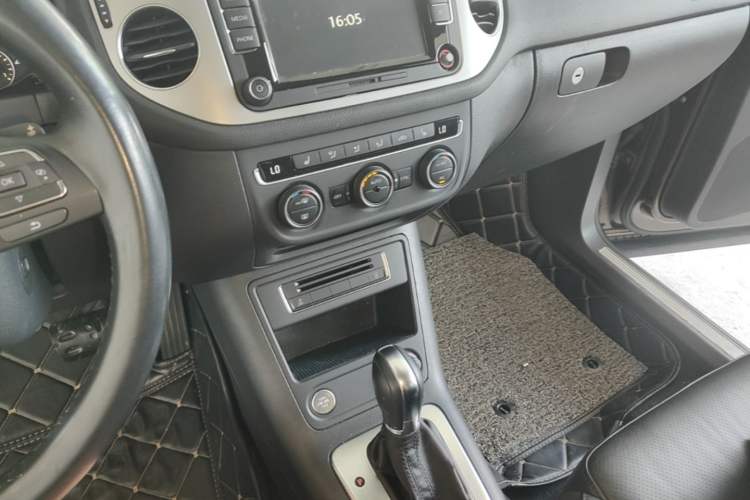 Used Volkswagen Tiguan 2015 1.8TSI Automatic Two-Wheel Drive Luxury Model Gear Lever