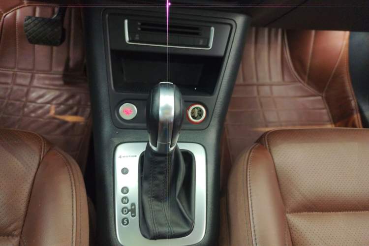 Used Volkswagen Tiguan 2015 2.0 TSI Automatic All-Wheel Drive Luxury Edition Gear Lever