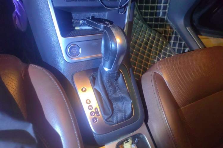 Used Volkswagen Tiguan 2015 1.8TSI Automatic Two-Wheel Drive Luxury Model Gear Lever