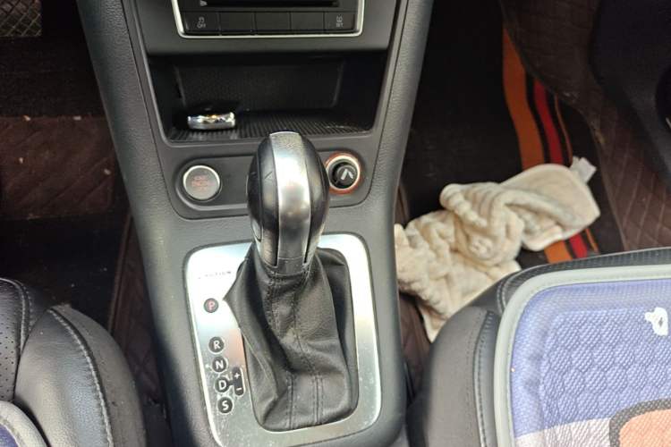 Used Volkswagen Tiguan 2015 1.8TSI Automatic All-Wheel-Drive Luxury Model Gear Lever
