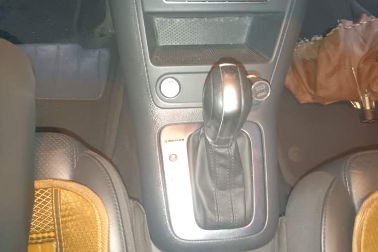 Used Volkswagen Tiguan 2015 2.0 TSI Automatic All-Wheel Drive Luxury Edition Gear Lever