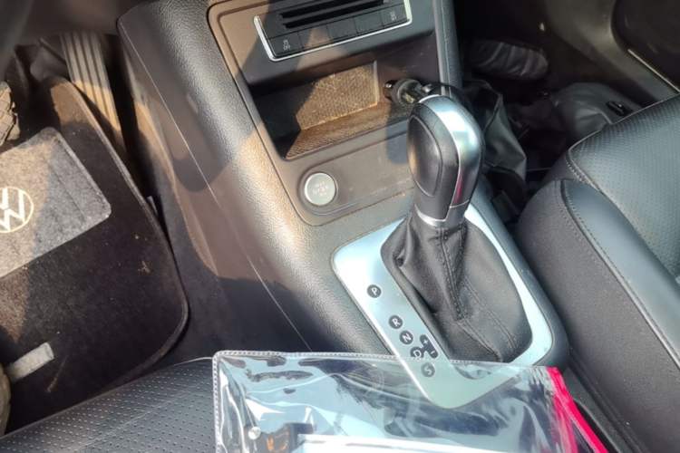 Used Volkswagen Tiguan 2015 1.8TSI Automatic Two-Wheel Drive Luxury Model Gear Lever