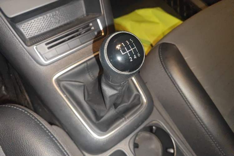 Used Volkswagen Tiguan 2015 1.8TSI Manual Two-Wheel Drive Fashion Edition Gear Lever