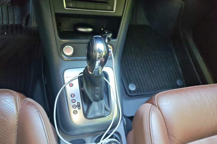 Used Volkswagen Tiguan 2015 2.0 TSI Automatic All-Wheel Drive Luxury Edition Gear Lever