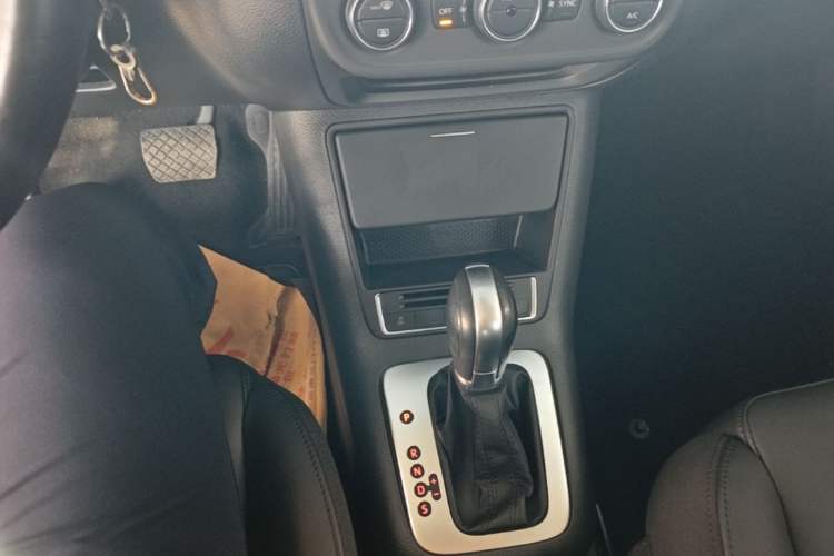 Used Volkswagen Tiguan 2015 1.8TSI Automatic Two-Wheel Drive Comfort Edition Gear Lever