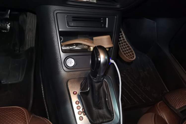 Used Volkswagen Tiguan 2015 1.8TSI Automatic Two-Wheel Drive Luxury Model Gear Lever