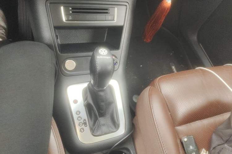 Used Volkswagen Tiguan 2015 1.8TSI Automatic Two-Wheel Drive Luxury Model Gear Lever