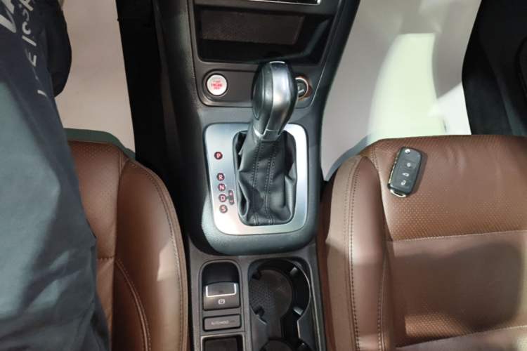 Used Volkswagen Tiguan 2015 1.8TSI Automatic Two-Wheel Drive Luxury Model Gear Lever