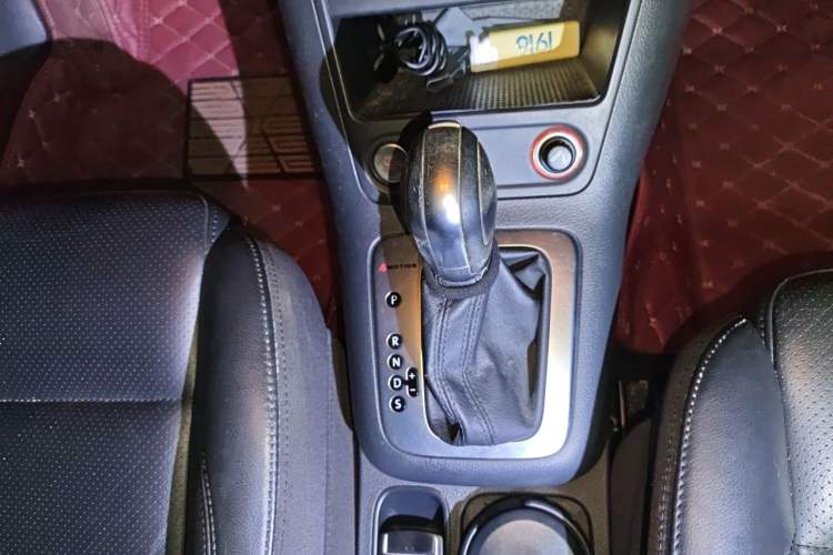 Used Volkswagen Tiguan 2015 2.0 TSI Automatic All-Wheel Drive Luxury Edition Gear Lever