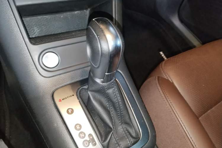 Used Volkswagen Tiguan 2015 1.8TSI Automatic All-Wheel-Drive Luxury Model Gear Lever