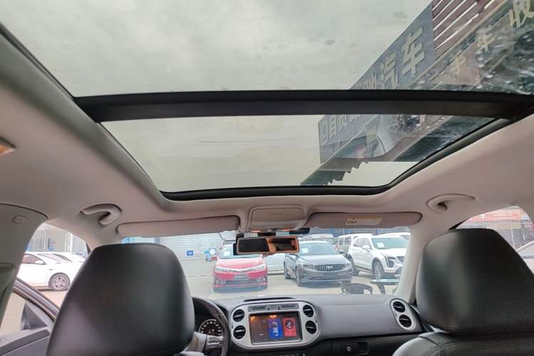 Used Volkswagen Tiguan 2015 2.0 TSI Automatic All-Wheel Drive Luxury Edition Headliner