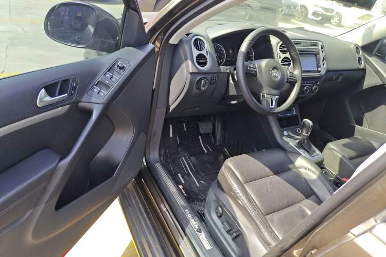 Used Volkswagen Tiguan 2015 1.8TSI Automatic Two-Wheel Drive Luxury Model Interior 1