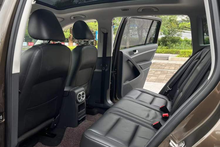 Used Volkswagen Tiguan 2015 1.8TSI Automatic Two-Wheel Drive Comfort Edition Interior 4