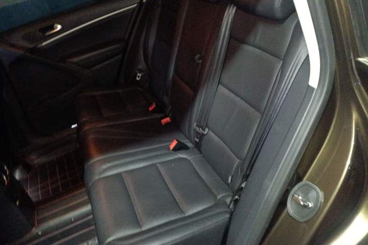 Used Volkswagen Tiguan 2015 2.0 TSI Automatic All-Wheel Drive Luxury Edition Interior 4
