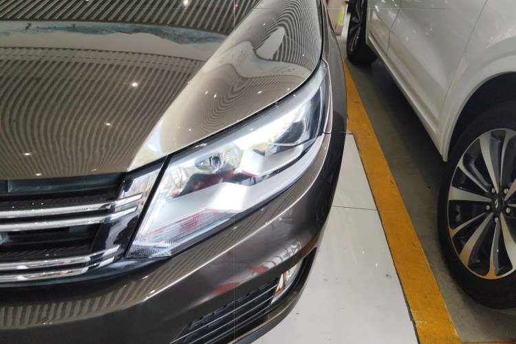 Used Volkswagen Tiguan 2015 2.0 TSI Automatic All-Wheel Drive Luxury Edition Left Front Headlight