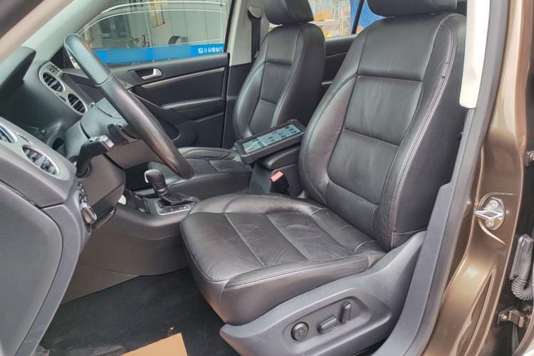 Used Volkswagen Tiguan 2015 2.0 TSI Automatic All-Wheel Drive Luxury Edition Left Front Seat