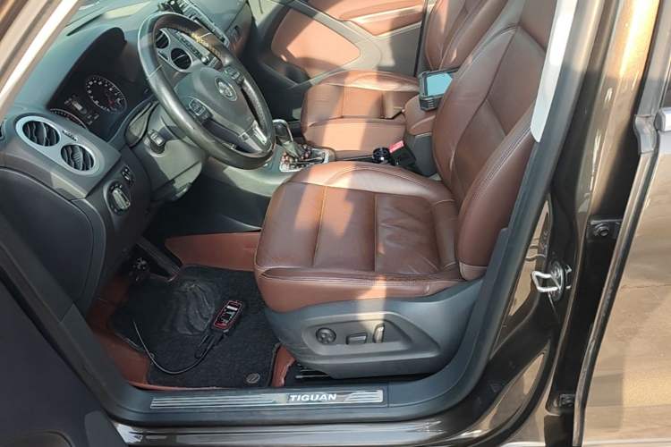 Used Volkswagen Tiguan 2015 1.8TSI Automatic All-Wheel-Drive Luxury Model Left Front Seat