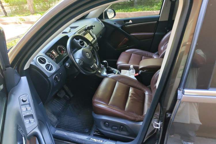 Used Volkswagen Tiguan 2015 2.0 TSI Automatic All-Wheel Drive Luxury Edition Left Front Seat
