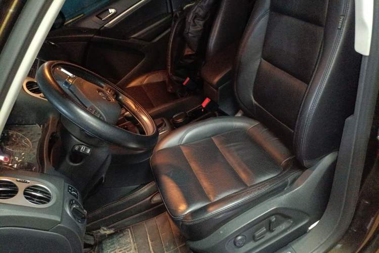 Used Volkswagen Tiguan 2015 2.0 TSI Automatic All-Wheel Drive Luxury Edition Left Front Seat