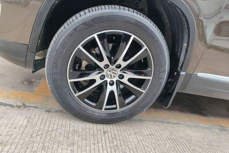 Used Volkswagen Tiguan 2015 2.0 TSI Automatic All-Wheel Drive Luxury Edition Left Front Wheel Hub