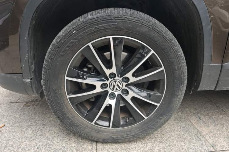 Used Volkswagen Tiguan 2015 2.0 TSI Automatic All-Wheel Drive Luxury Edition Left Front Wheel Hub
