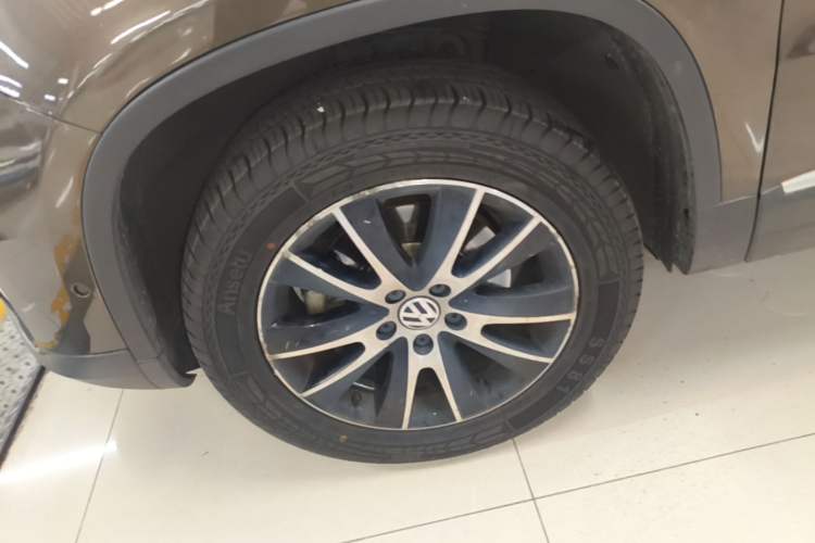 Used Volkswagen Tiguan 2015 1.8TSI Automatic Two-Wheel Drive Luxury Model Left Front Wheel Hub