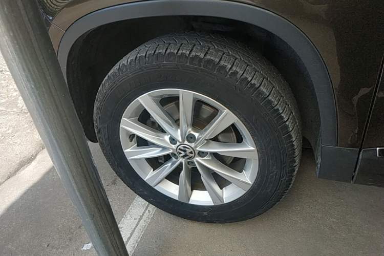 Used Volkswagen Tiguan 2015 1.8TSI Automatic Two-Wheel Drive Comfort Edition Left Front Wheel Hub