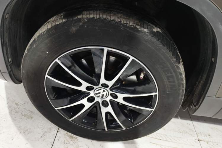 Used Volkswagen Tiguan 2015 1.8TSI Automatic Two-Wheel Drive Luxury Model Left Front Wheel Hub