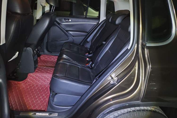 Used Volkswagen Tiguan 2015 2.0 TSI Automatic All-Wheel Drive Luxury Edition Left Rear Seat