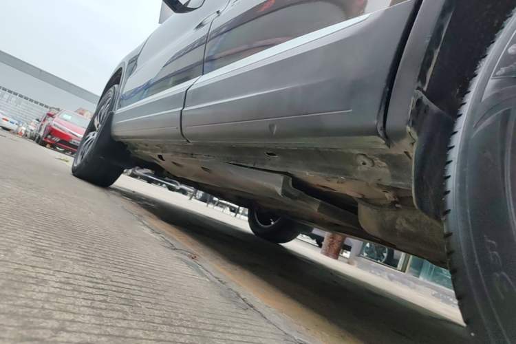 Used Volkswagen Tiguan 2015 2.0 TSI Automatic All-Wheel Drive Luxury Edition Left Side Sill