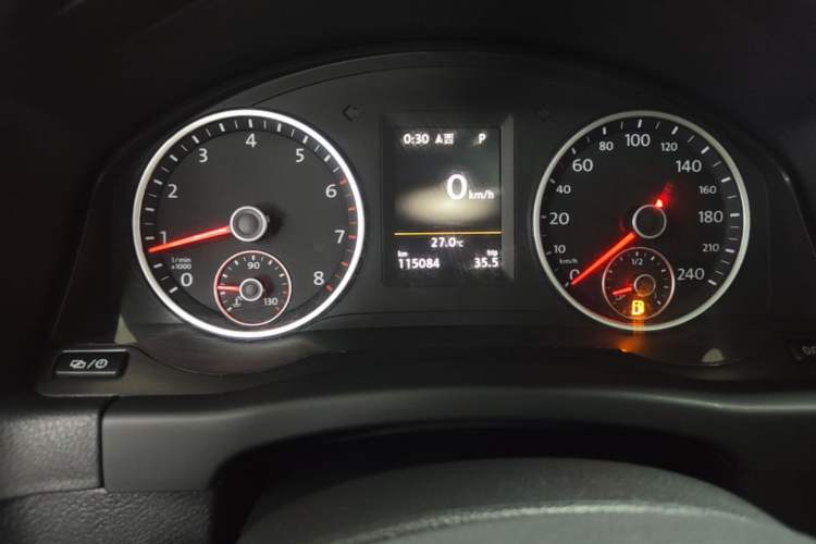 Used Volkswagen Tiguan 2015 1.8TSI Automatic All-Wheel-Drive Luxury Model Odometer Close Up