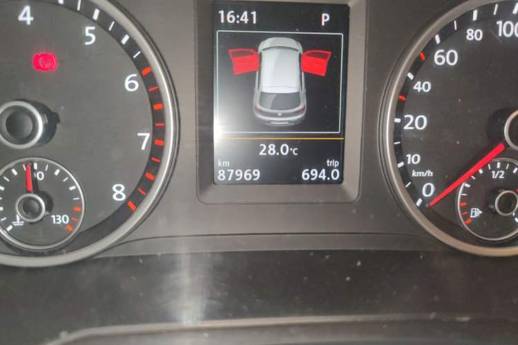 Used Volkswagen Tiguan 2015 1.8TSI Automatic Two-Wheel Drive Luxury Model Odometer Close Up
