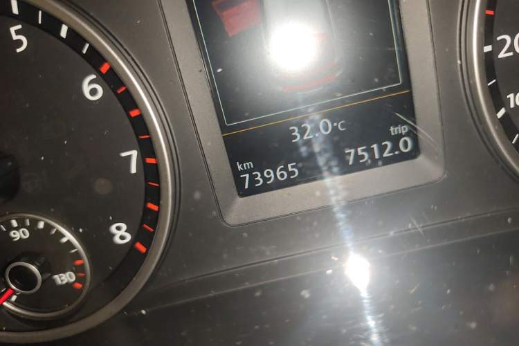 Used Volkswagen Tiguan 2015 1.8TSI Automatic Two-Wheel Drive Luxury Model Odometer Close Up