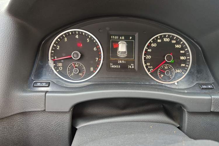 Used Volkswagen Tiguan 2015 1.8TSI Automatic All-Wheel-Drive Luxury Model Odometer Close Up