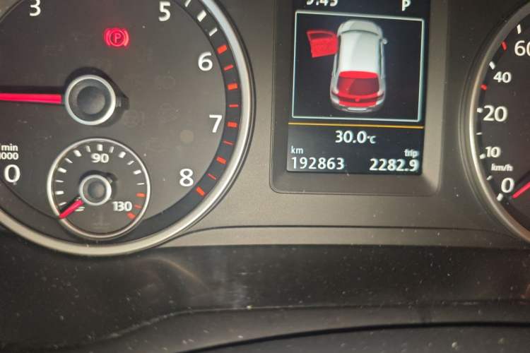 Used Volkswagen Tiguan 2015 1.8TSI Automatic Two-Wheel Drive Luxury Model Odometer Close Up