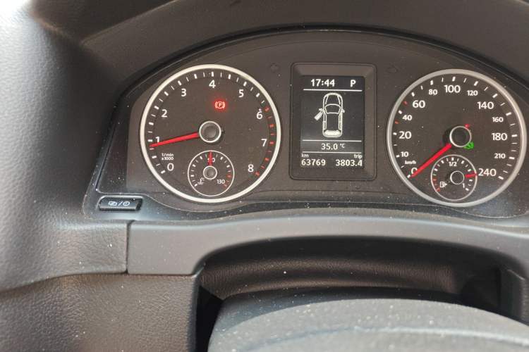 Used Volkswagen Tiguan 2015 1.8TSI Automatic Two-Wheel Drive Trend Edition Odometer Close Up