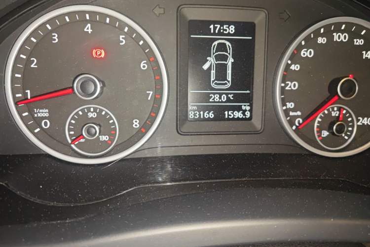 Used Volkswagen Tiguan 2015 1.8TSI Manual Two-Wheel Drive Fashion Edition Odometer Close Up