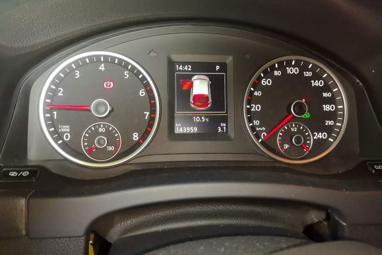 Used Volkswagen Tiguan 2015 1.8TSI Automatic Two-Wheel Drive Luxury Model Odometer Close Up