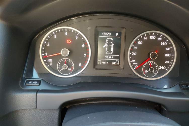 Used Volkswagen Tiguan 2015 1.8TSI Automatic Two-Wheel Drive Comfort Edition Odometer Close Up