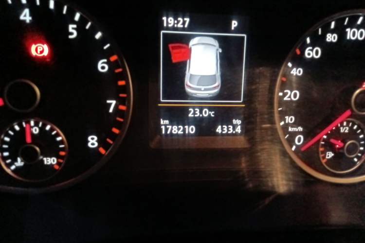Used Volkswagen Tiguan 2015 1.8TSI Automatic Two-Wheel Drive Luxury Model Odometer Close Up