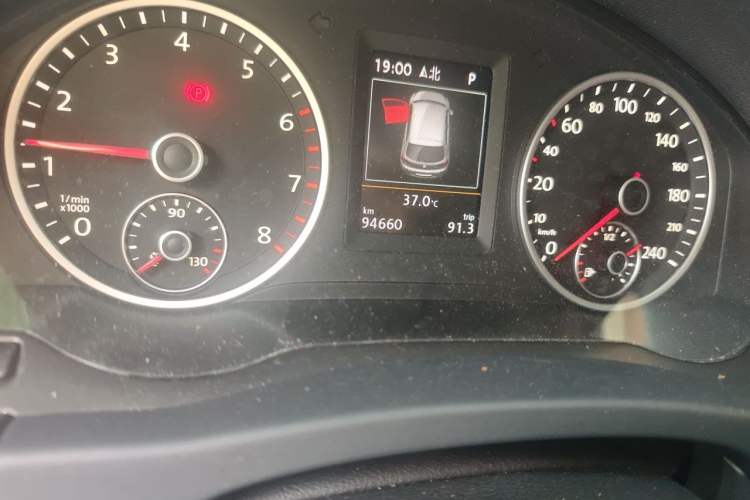 Used Volkswagen Tiguan 2015 1.8TSI Automatic Two-Wheel Drive Luxury Model Odometer Close Up