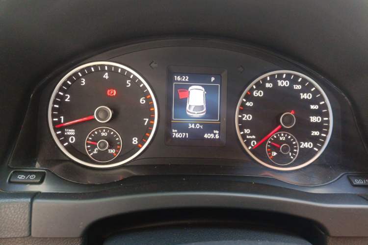 Used Volkswagen Tiguan 2015 1.8TSI Automatic Two-Wheel Drive Luxury Model Odometer Close Up