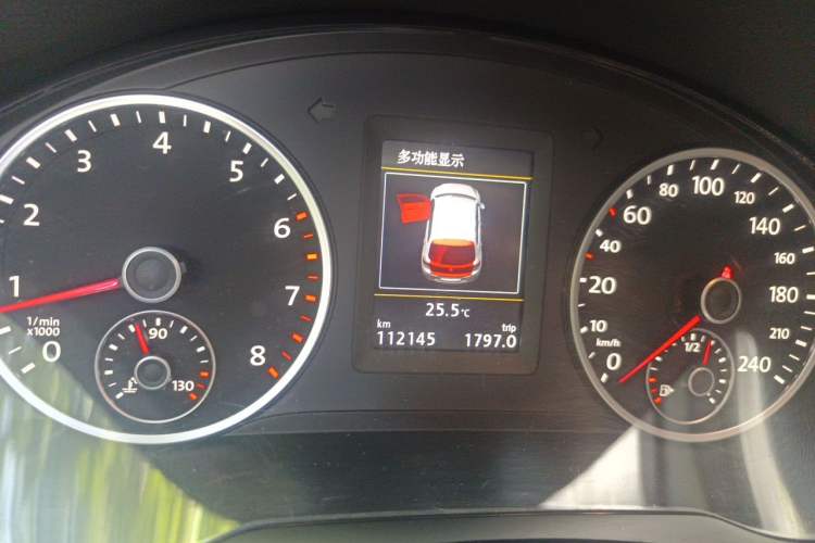 Used Volkswagen Tiguan 2015 2.0 TSI Comfort Edition Odometer Close Up