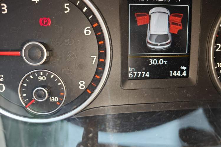 Used Volkswagen Tiguan 2015 1.8TSI Automatic Two-Wheel Drive Luxury Model Odometer Close Up