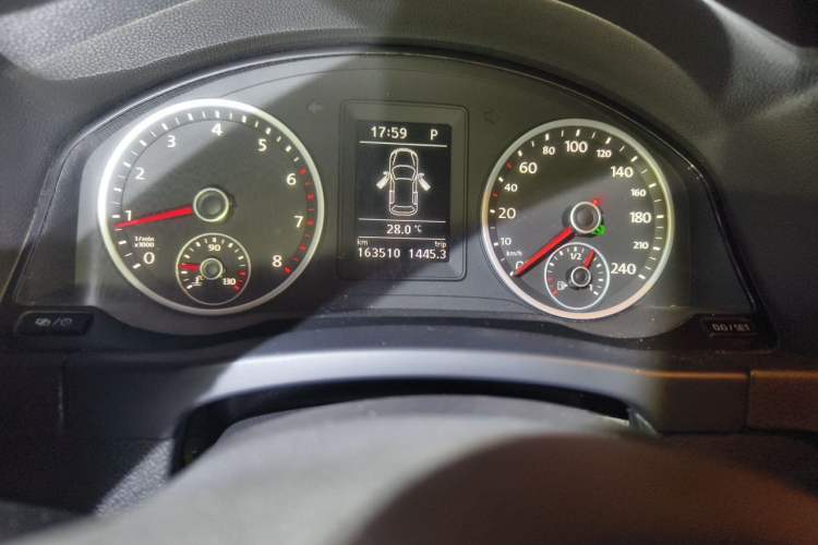 Used Volkswagen Tiguan 2015 1.8TSI Automatic Two-Wheel Drive Comfort Edition Odometer Close Up