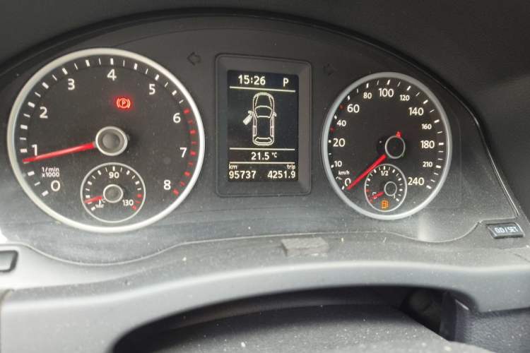 Used Volkswagen Tiguan 2015 1.8TSI Automatic Two-Wheel Drive Comfort Edition Odometer Close Up