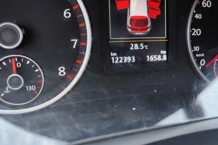 Used Volkswagen Tiguan 2015 1.8TSI Automatic Two-Wheel Drive Luxury Model Odometer Close Up