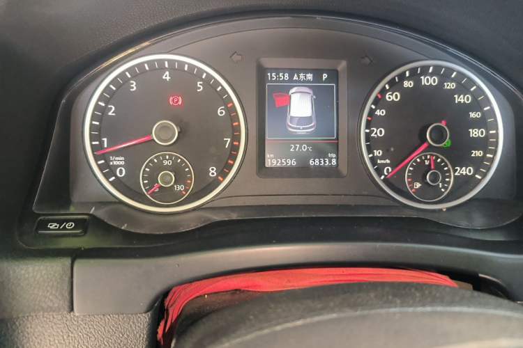 Used Volkswagen Tiguan 2015 1.8TSI Automatic Two-Wheel Drive Luxury Model Odometer Close Up