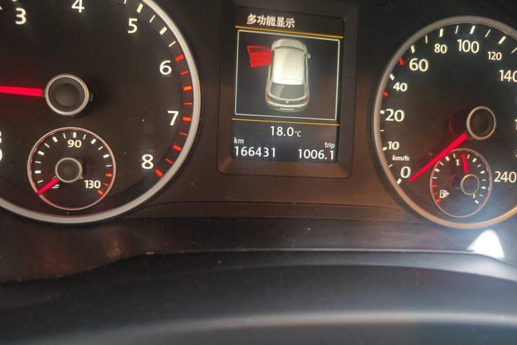 Used Volkswagen Tiguan 2015 1.8TSI Automatic Two-Wheel Drive Luxury Model Odometer Close Up