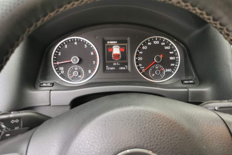 Used Volkswagen Tiguan 2015 1.8TSI Automatic All-Wheel-Drive Luxury Model Odometer Close Up